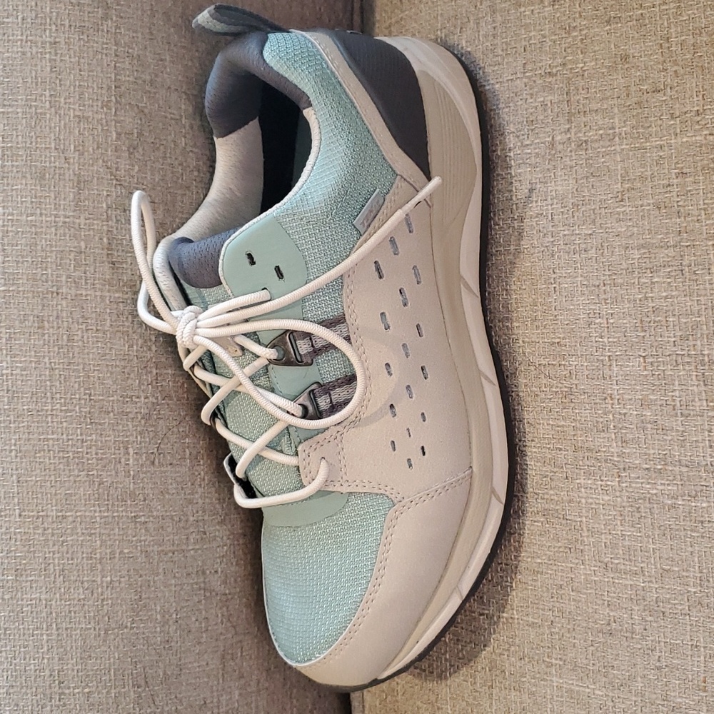 LIKE NEW!! 9.5 wide  Women's LLBean's Comfort Fitness Walking Shoe